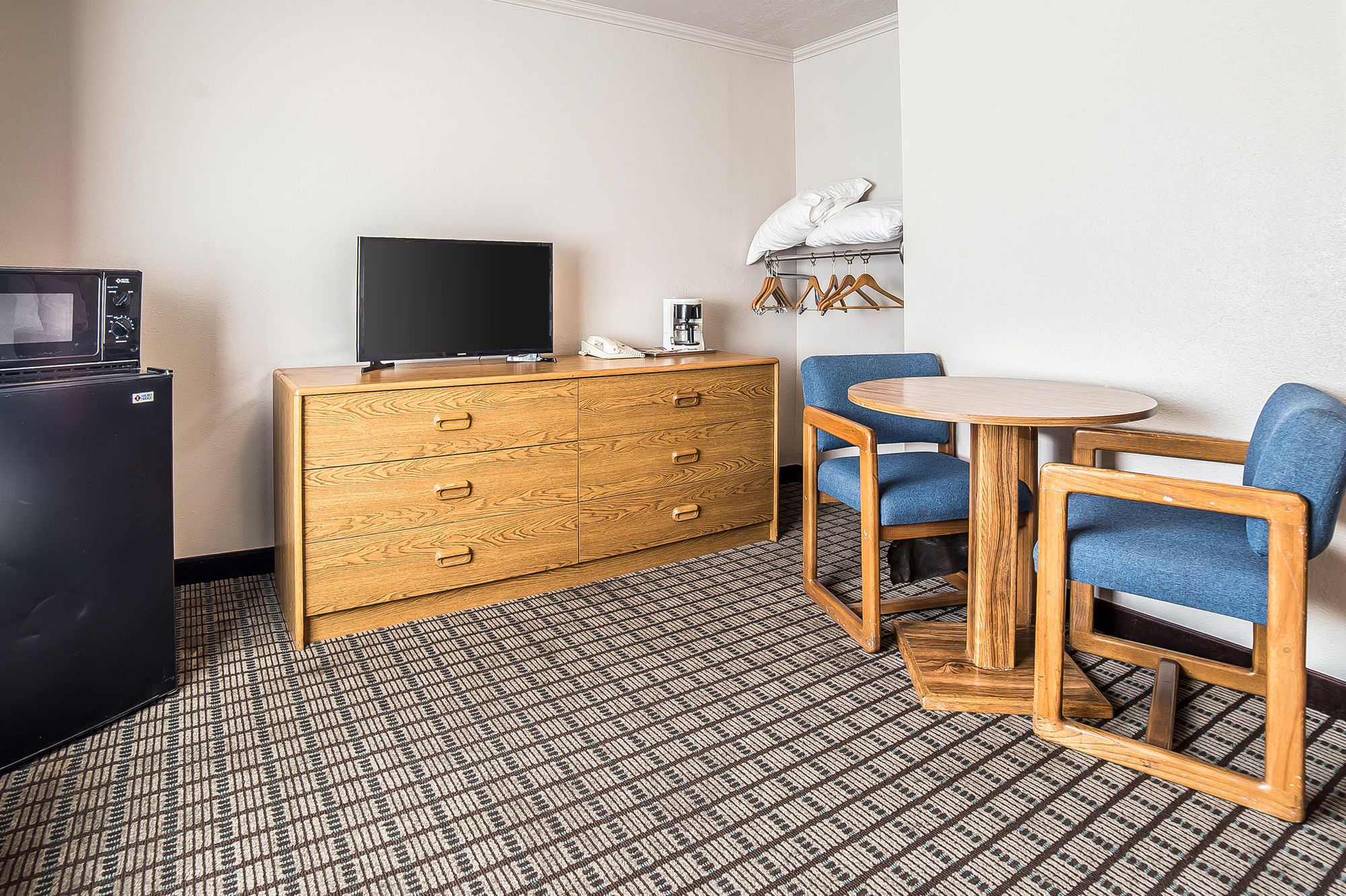 Econo Lodge Inn & Suites Лоґан Номер фото