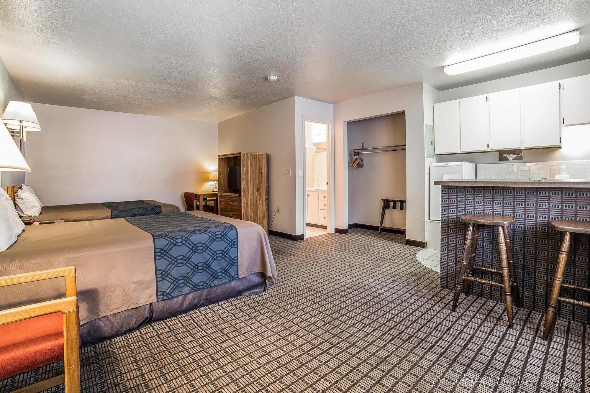 Econo Lodge Inn & Suites Лоґан Екстер'єр фото