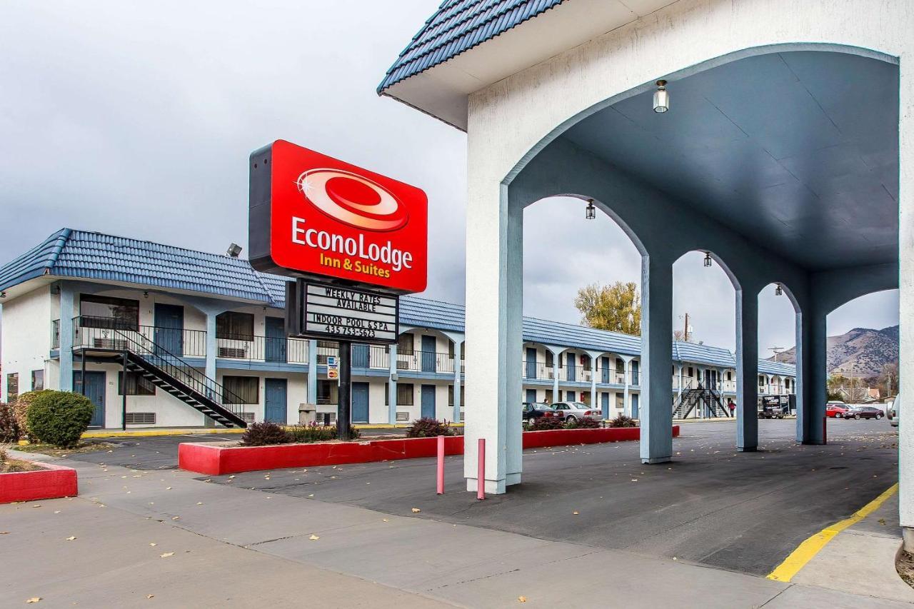 Econo Lodge Inn & Suites Лоґан Екстер'єр фото