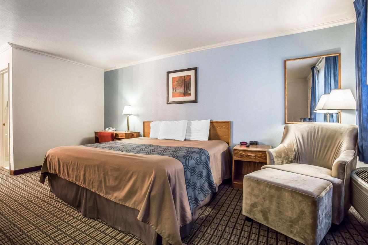 Econo Lodge Inn & Suites Лоґан Екстер'єр фото