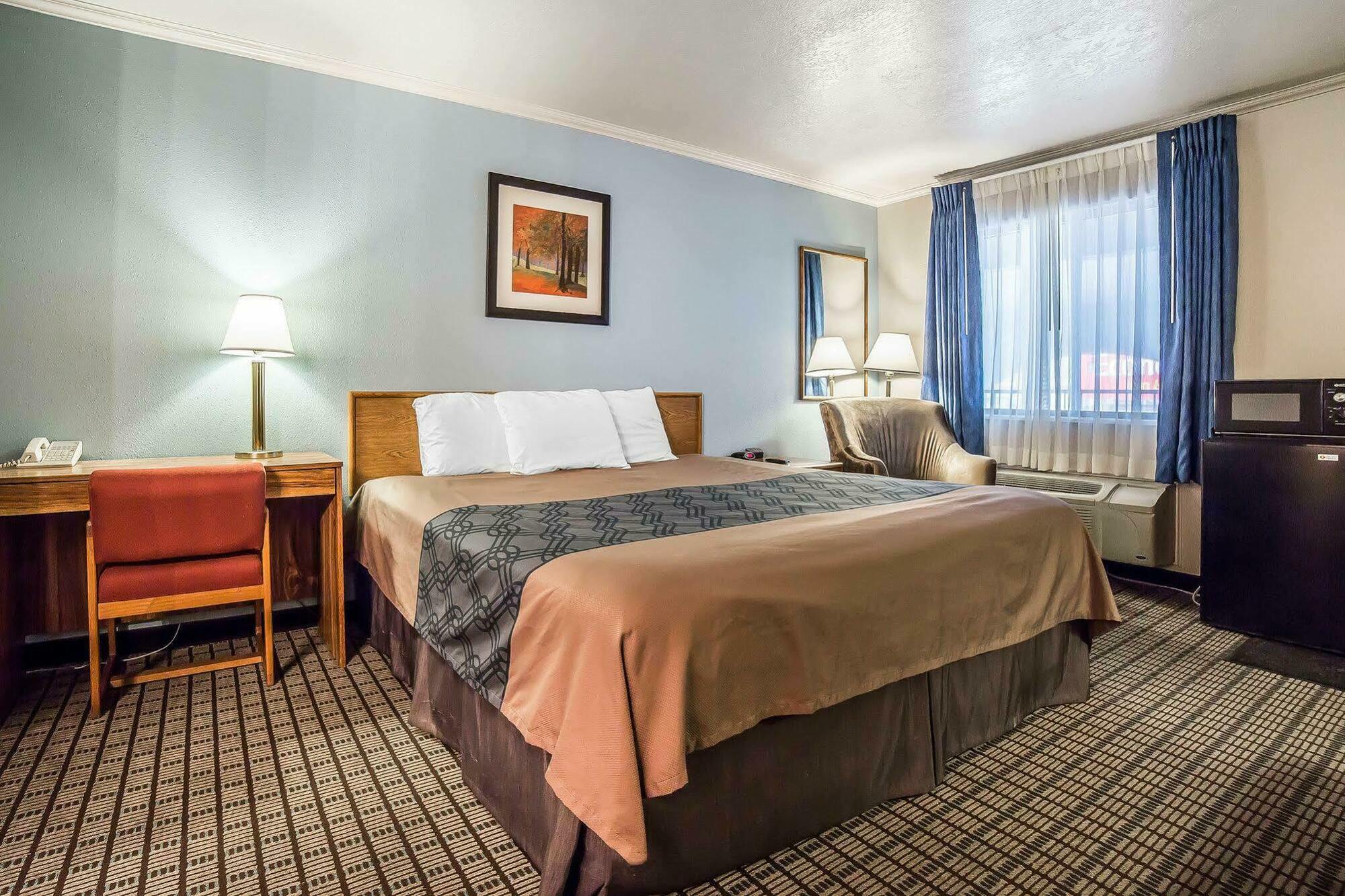 Econo Lodge Inn & Suites Лоґан Екстер'єр фото
